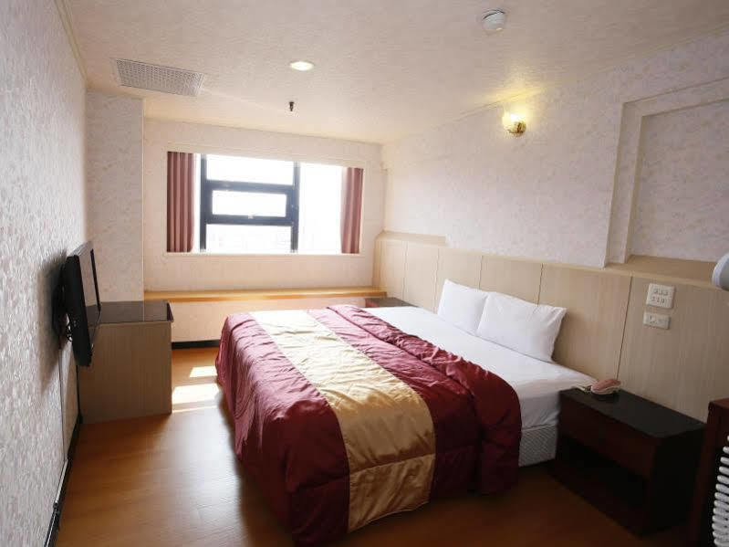 Tie Dao Hotel Tainan Buitenkant foto